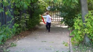 Birinci sınıf öğrencisi erkek ve kız kamera açık çalışır