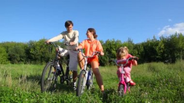 ailenin kızı ile Bisiklet ve görüşmeler üzerinde oturur