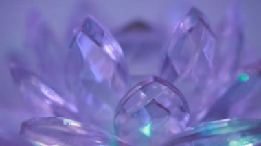 Grup kristallerinin döndürmek çok renkli aydınlatmalı vurgulanan stand kendi ekseni çevresinde