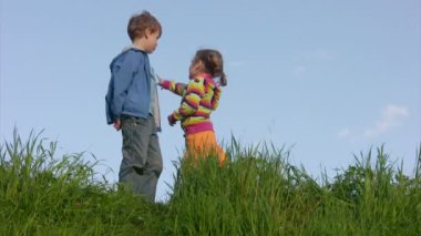 erkek ve kız çayırda standları