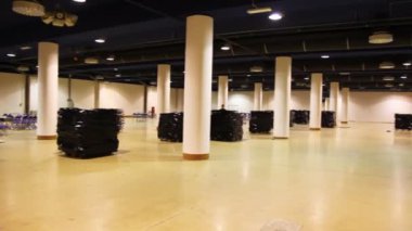 büyük neredeyse boş ambar sandalye ve kutular ile bir daha gözden geçirme