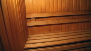 Booth inceleme kurulları ve kova ile taş döşemeli banyo