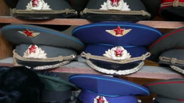 Sovyet ve Rus sembollerle dükkanda birçok Hediyelik eşya askeri kapaklar