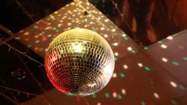 gece kulübünde dönen ayna disko topu