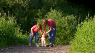 kardeş bebek tutan ve parkta çalışır
