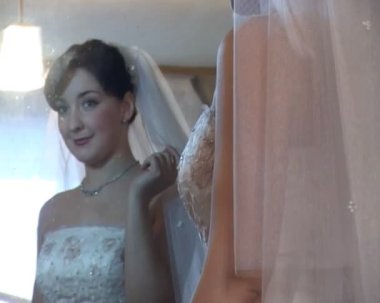 fotoğrafçı ve onun aynada yansıması için poz gelin