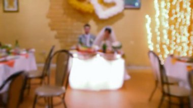 damat ve gelin düğün masada oturur