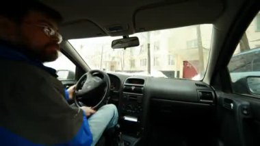 güneşli gün, modern şehir, zaman atlamalı arabaya sürücü sürücüler.
