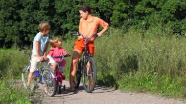üç alanda bisiklet ile aile