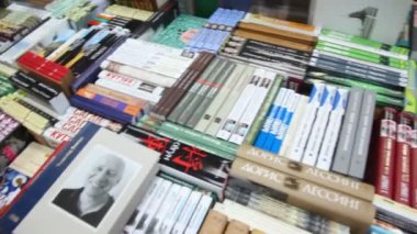 kitap raflarında ve shopboard içinde kitapçı
