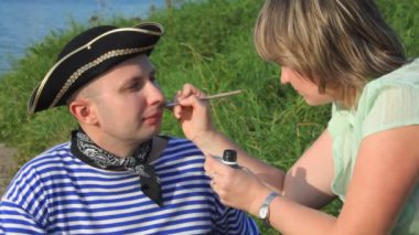 kadının bıyıkları korsan kostüm adamın yüzü çizim