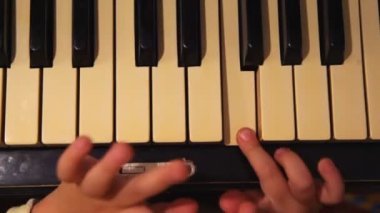 Piano tuşlarına basarak eller