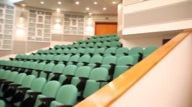 konferans salonunun içinde boş yeşil koltuklar