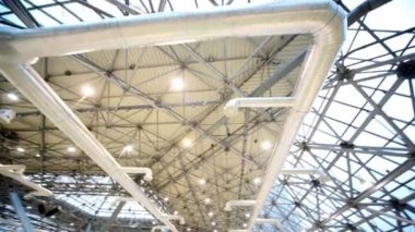 şeffaf cam çatı ve çapraz tellerin üzerinde binalar içinde gelen göster