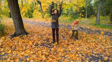kadın ve çocuk parkında yaprakları atma