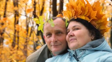 yaşlı adam ve sonbahar ormanda yaşlı kadın