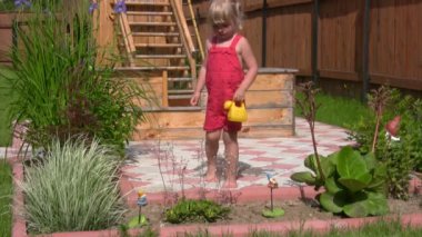 sulama olabilir Çiçek bahçesinde üzerine dökülen küçük kız