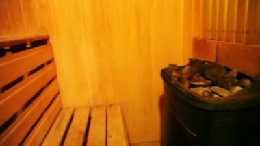 sıcak taşlar ve banyo odasındaki soba banklar kutusu