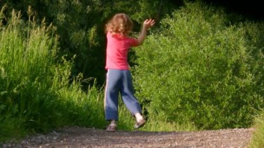 küçük kız yaz ormanda egzersiz