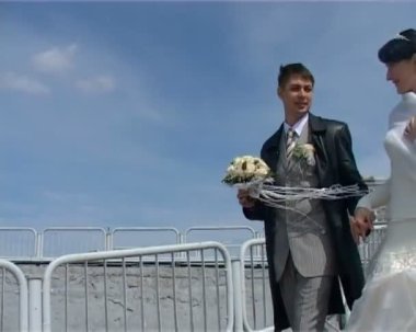 Gelin ve Damat Düğün buketi ve açık havada yürüyüşler