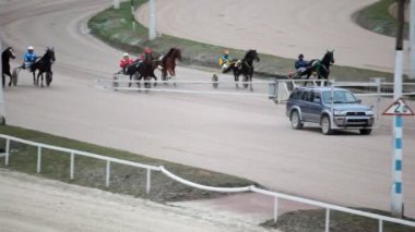 atları jockeys arabaları ve autostart araba Hipodrom üzerinde çalışan atlar