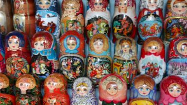 matryoshka adı verilen çok hatıra Rus ahşap bebek, dükkanda sayaç vardır.