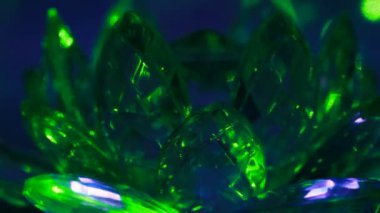 Grup kristallerinin Döndür kendi ekseni üzerinde çok renkli aydınlatmalı stand yeşil lazer ile vurgulanır