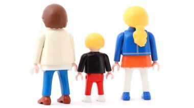 oyuncak ailesi üzerinde dönen bir standı yer