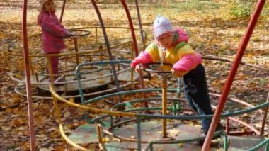 Oyun parkında oynayan kızlar