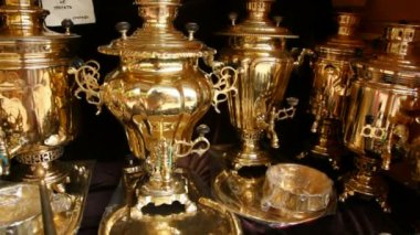 Dükkanı altın samovars için parlak ve yönlü cam metal sahipleri