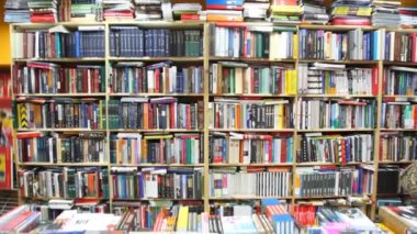 kitap raflarında ve shopboard içinde kitapçı