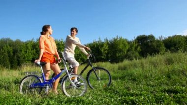 erkek ve kadın ile alan Bisiklet sohbetleri