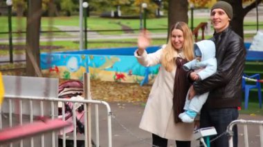 Bebek ile mutlu bir aile eğlence parkı olan anlamına gelir.