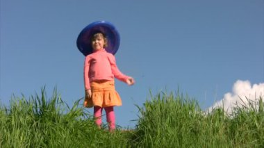 Amerikan bayrağı şapkalı kız alan gökyüzü üzerinde duruyor.