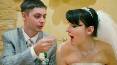 damat ve gelin düğün masada oturur