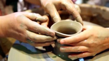 potters tekerlek üzerinde dönen pot eller formu