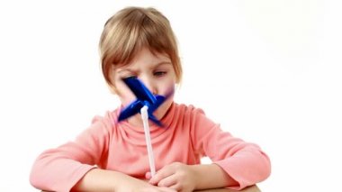 kız kesinlikle plastik pervane, yel değirmeni ve bunun üzerinde döner hızla esiyor