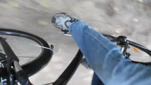 Legs of man pedaling on bicycle — Stock Video