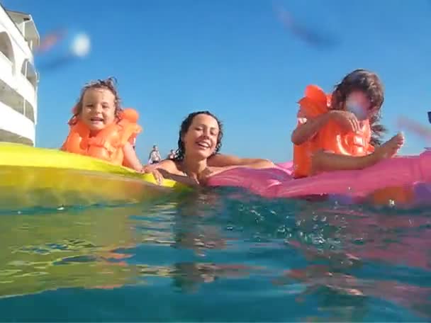 Vrouw met meisjes in water zwembad — Stockvideo