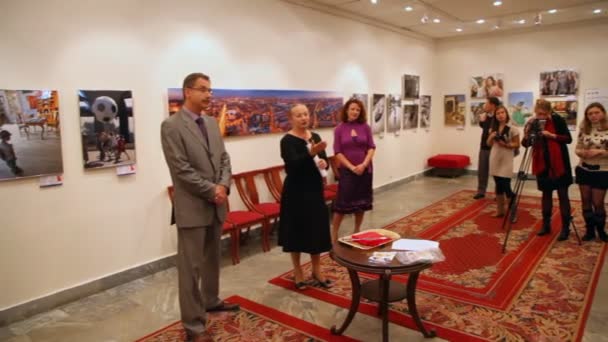Выставка фотографов Восточного административного округа Москвы в выставочном зале — стоковое видео