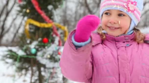 Tanzendes kleines Mädchen mit Wunderkerze gegen Weihnachtsbaum — Stockvideo