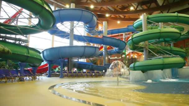 Large indoor water park with pools, fountains, slides — Stock Video