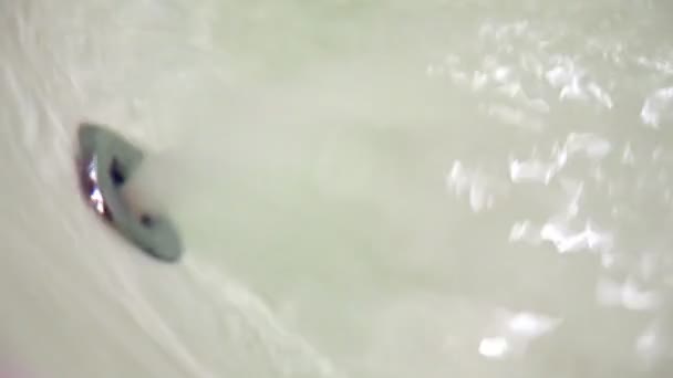 Закрыть отверстие в ванной комнате, заполненной водой — стоковое видео