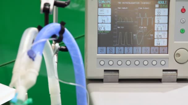 Visualización de indicaciones cálidas de electrocardiograma y tubos respiratorios de primer plano — Vídeo de stock