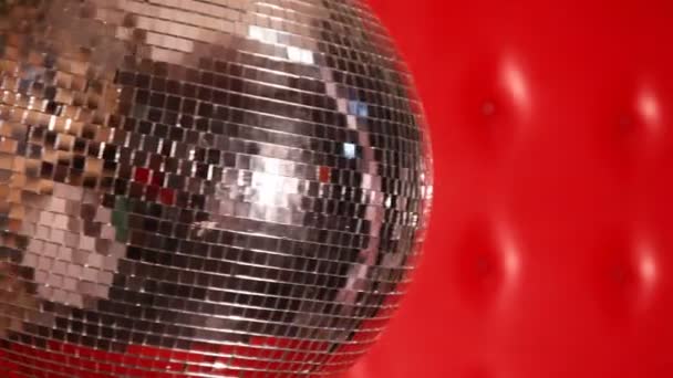 Gungande spegel discokula i vänster sida av ram — Stockvideo