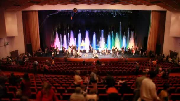 Москва - 22 февраля: Цирк танцевальных фонтанов АКВАМАРИН — стоковое видео