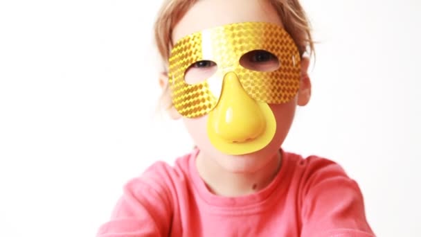 Mädchen in Goldmaske mit Nase — Stockvideo