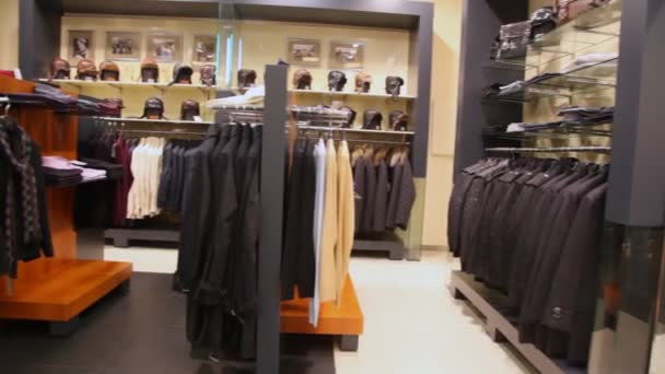 Hangers met kleding en planken met hoofdtooien — Stockvideo