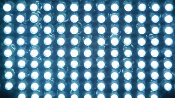 聚光灯下，这包括明亮蓝色发光二极管，改变焦距 — 图库视频影像