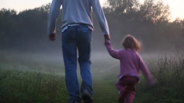 Дівчина з татом йде пішки — стокове відео